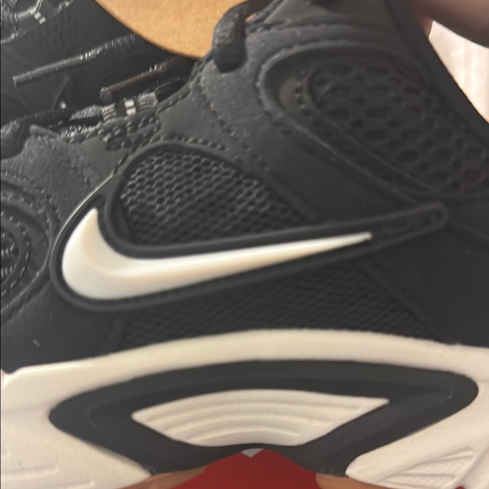 Nike Woman’s V5 RNR - Picture 2 of 9